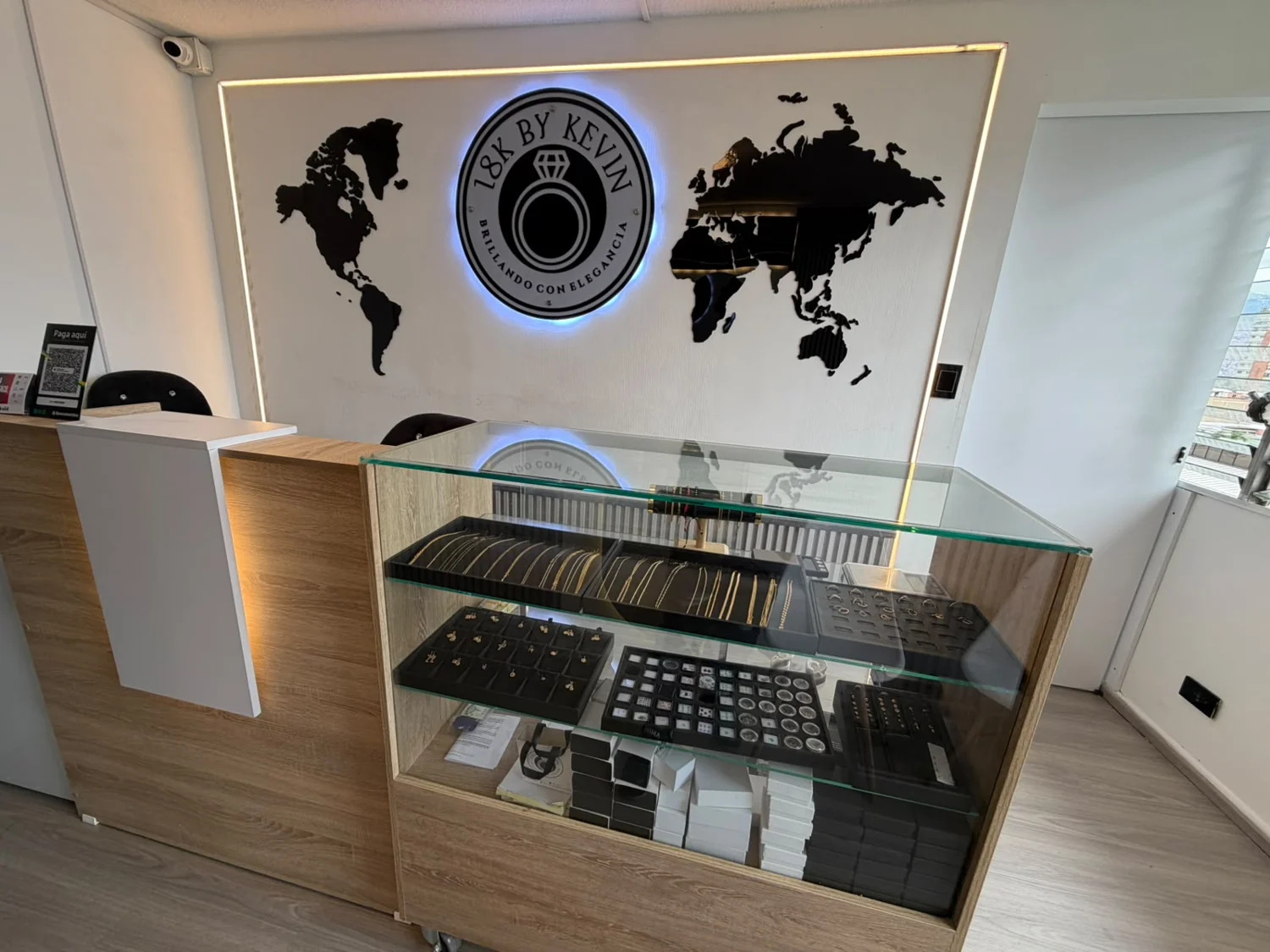 El local de 18kbykevin y su exhibición de joyería