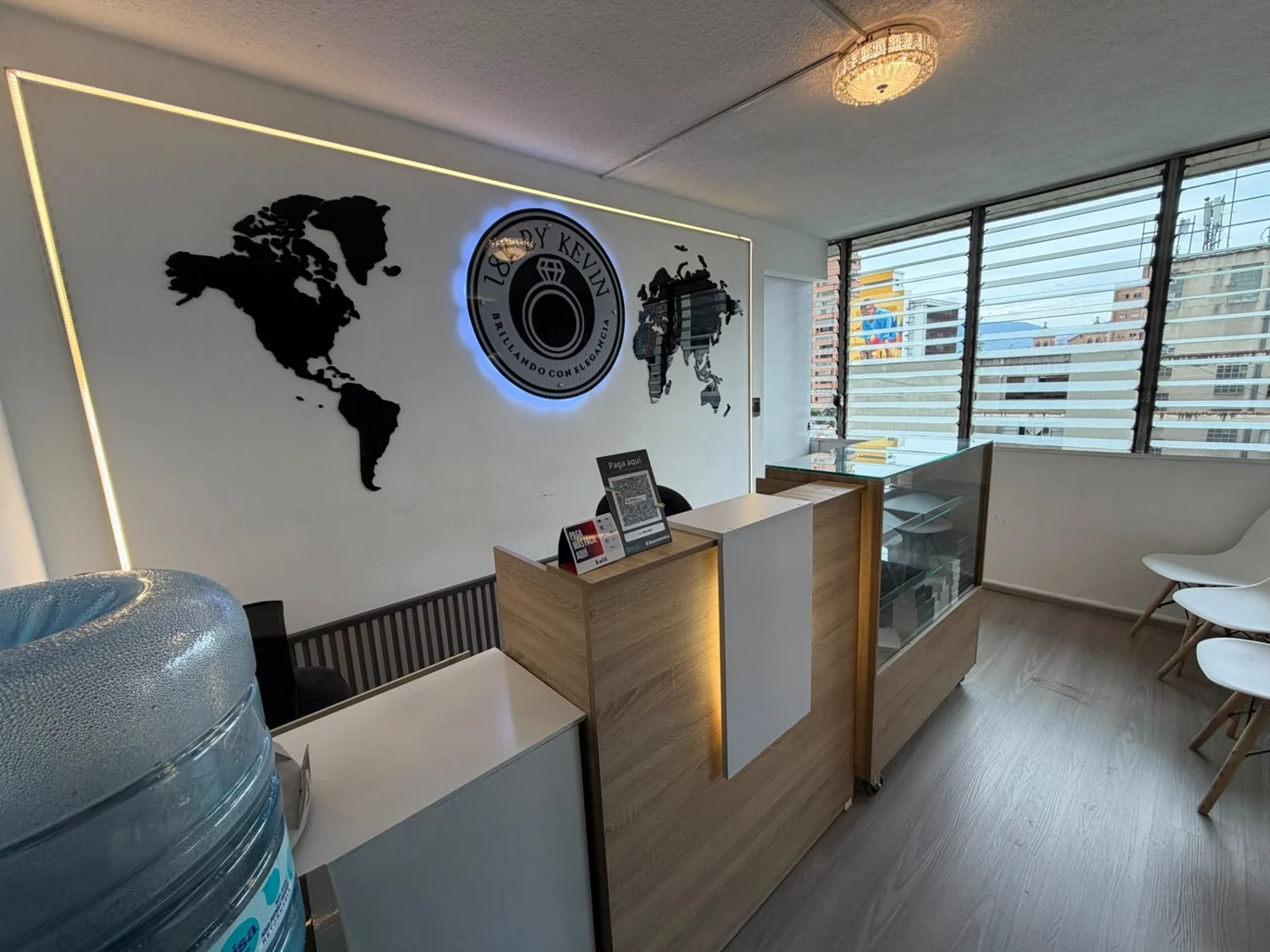 Vitrinas y espacio de atención de la joyería 18kbykevin